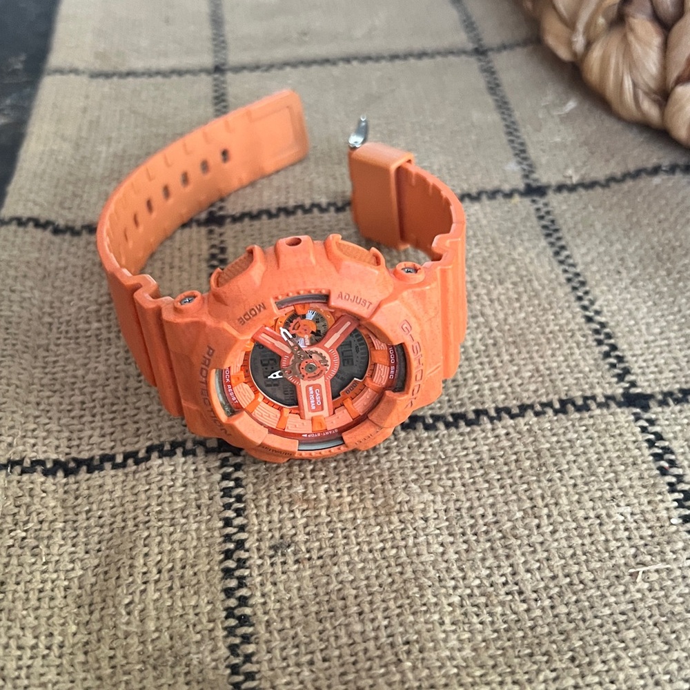 Casio G-Shock Bold Orange Smartwatch - Picture 2 of 2
